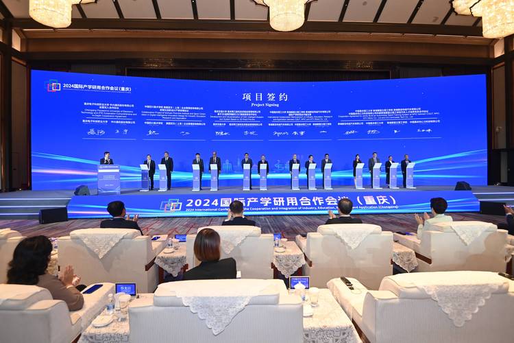 技术经理人协调产学研合作商务会议场景