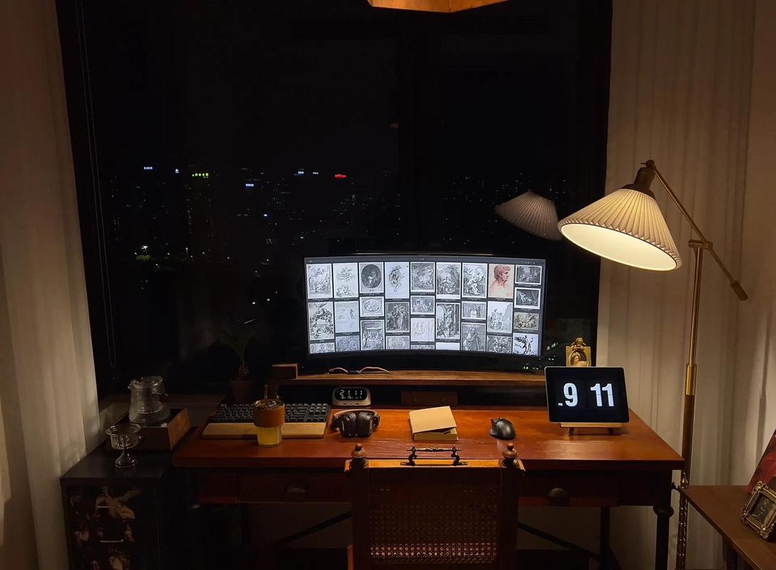 深夜书房昏暗灯光下时钟指向12点