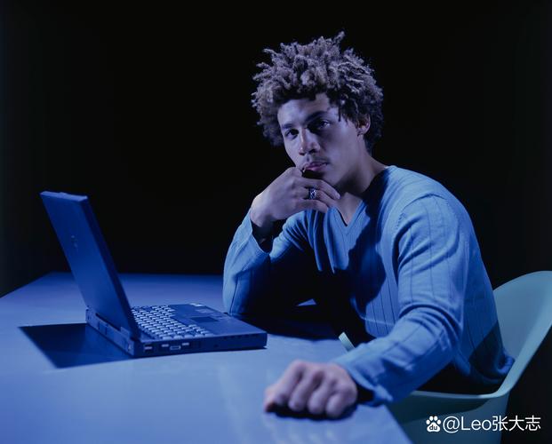 公众号新手写稿对着电脑发呆的实拍图