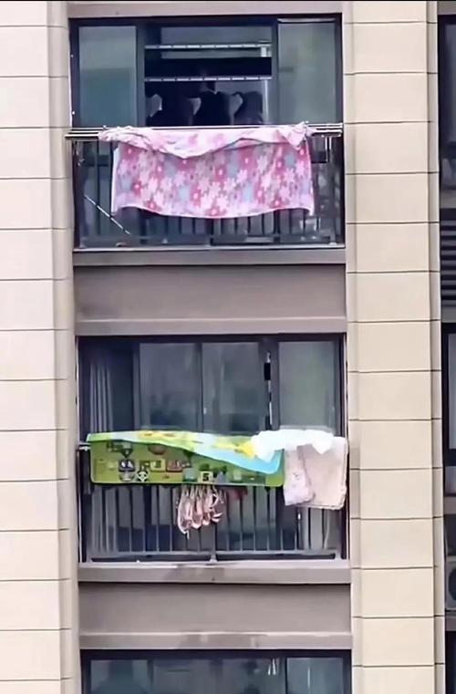 开放式阳台被风吹落的晾衣场景