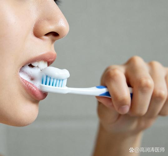 冰箱内胆缝隙残留食物残渣特写