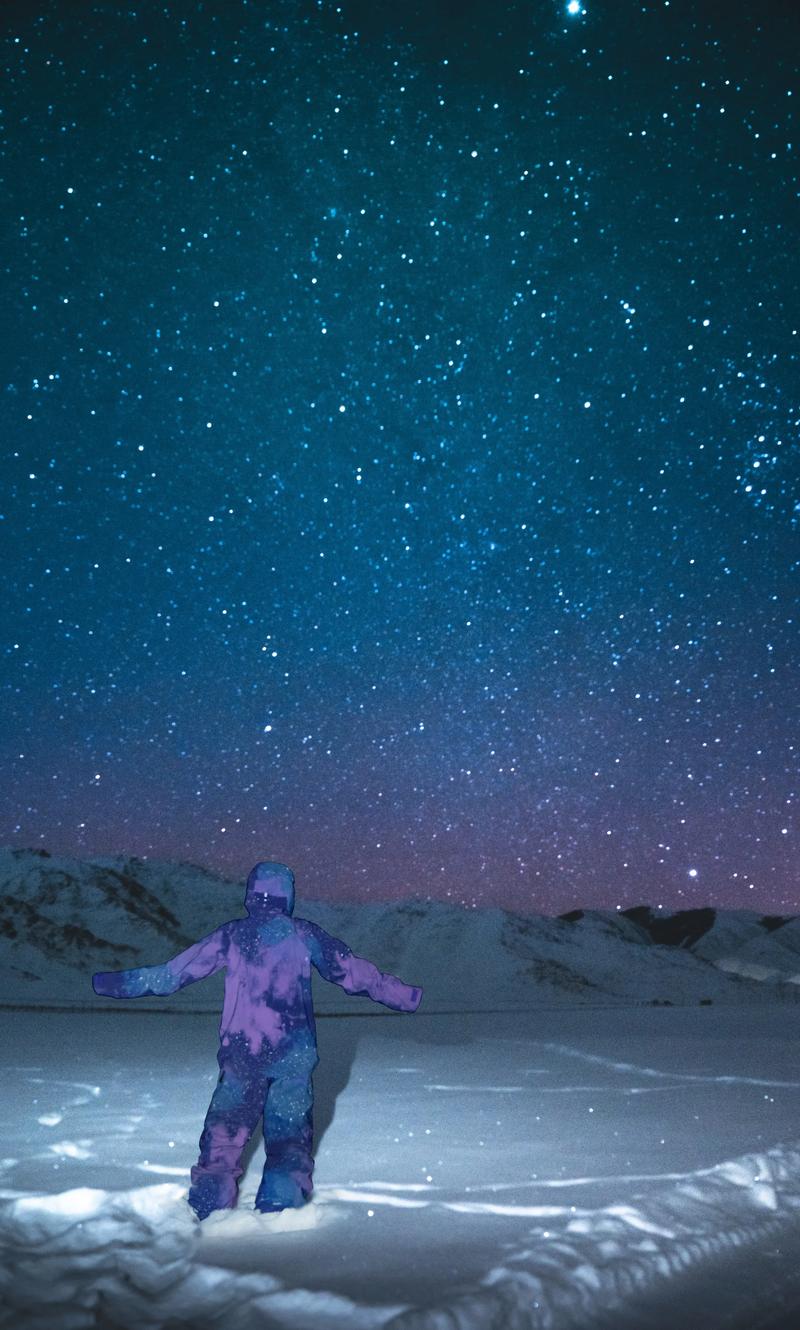 冬夜楼顶铺着瑜伽垫大人孩子裹羽绒服看星空的场景