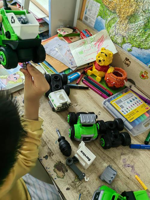 孩子拆解简易机器人玩具现场