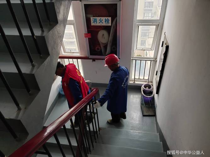消防执法人员清理楼道堆物现场图
