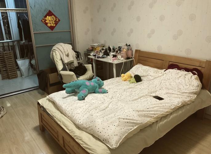 城市青年整租出租屋日常场景