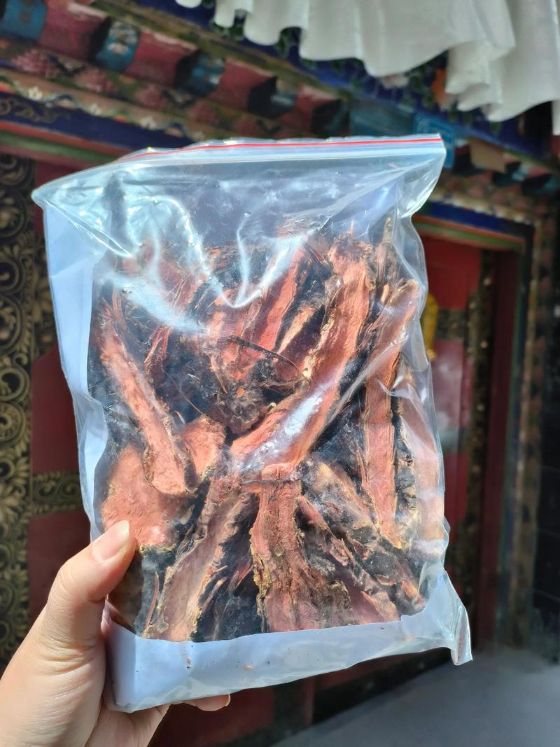 高原地区旅行前准备的红景天药材和保温杯