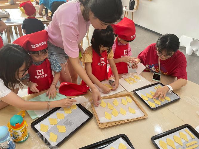 家庭客厅亲子合作做饼干场景