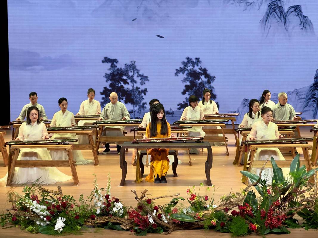 中式婚礼现场古琴与瑟演奏场景