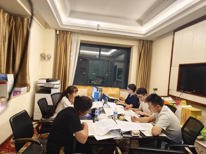 不动产法律团队集体研讨案件办公场景