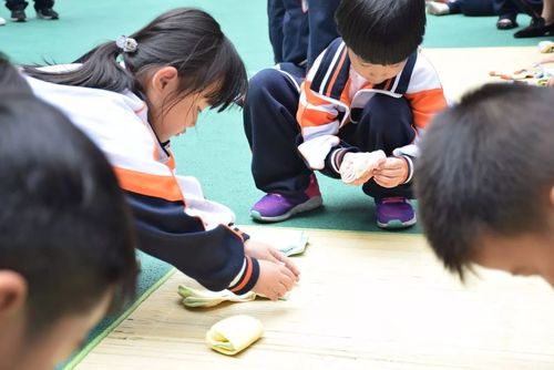 小学生在教室分组进行叠袜子劳动比赛