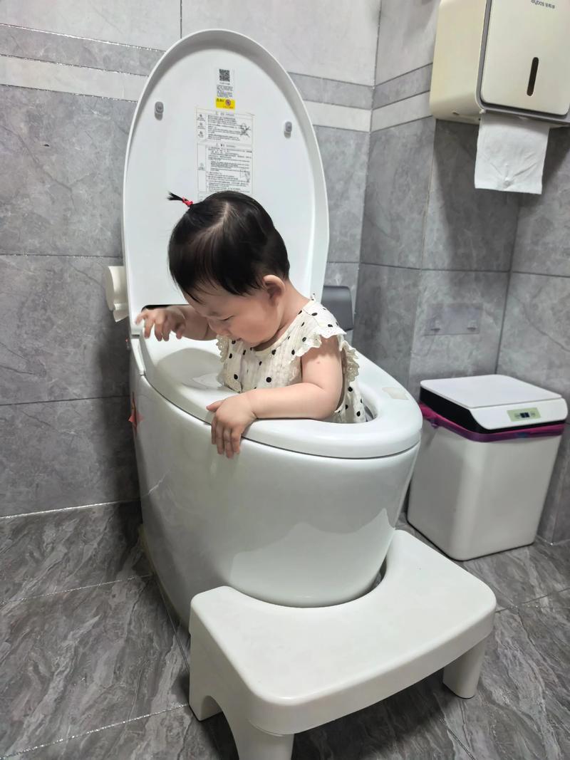 两岁幼儿把手机丢进马桶淘气场景