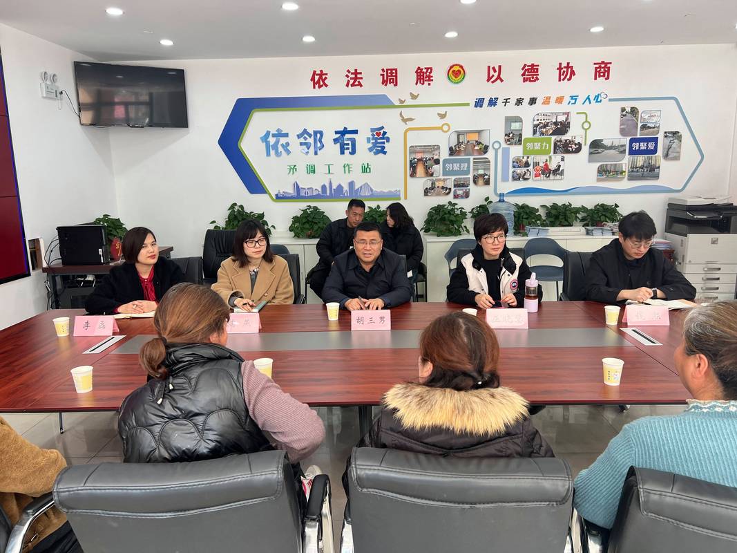 演讲者在社区中心与居民亲切交流的场景
