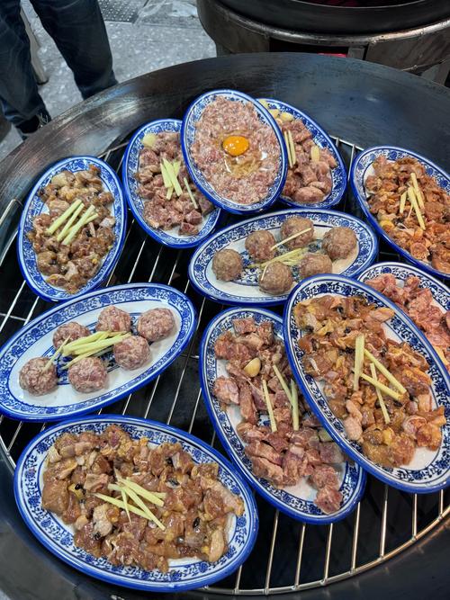老居民楼下苍蝇馆子门口排队食客