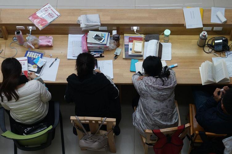 留学生深夜赶due实拍