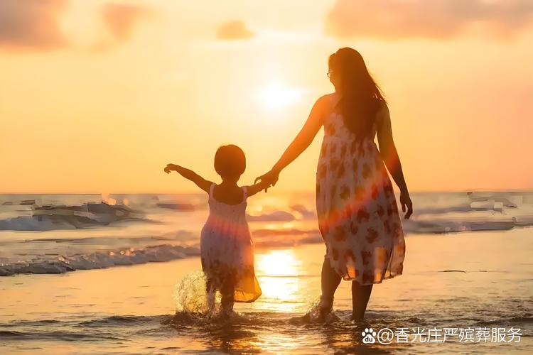 深夜妈妈看着两个孩子熟睡的背影