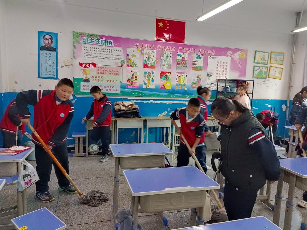 小学劳动课学生合作打扫教室卫生