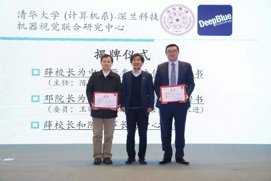 传统程序与机器学习核心逻辑对比示意图