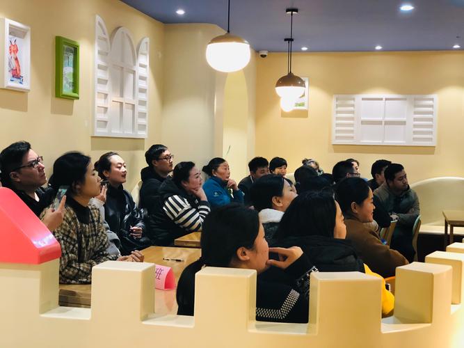 早教中心休息区家长刷手机旁观孩子上课的日常场景