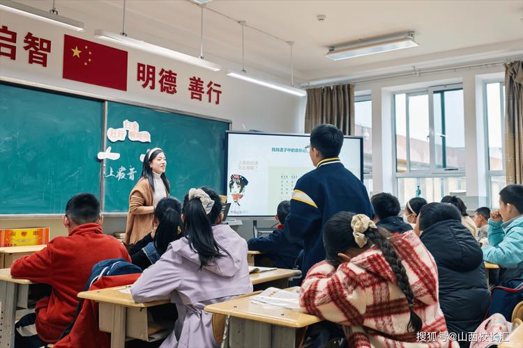 师徒共同观看课堂录像进行切片分析