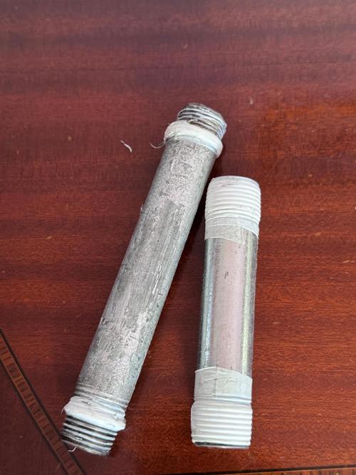 水管更换对比,旧镀锌管内部锈蚀