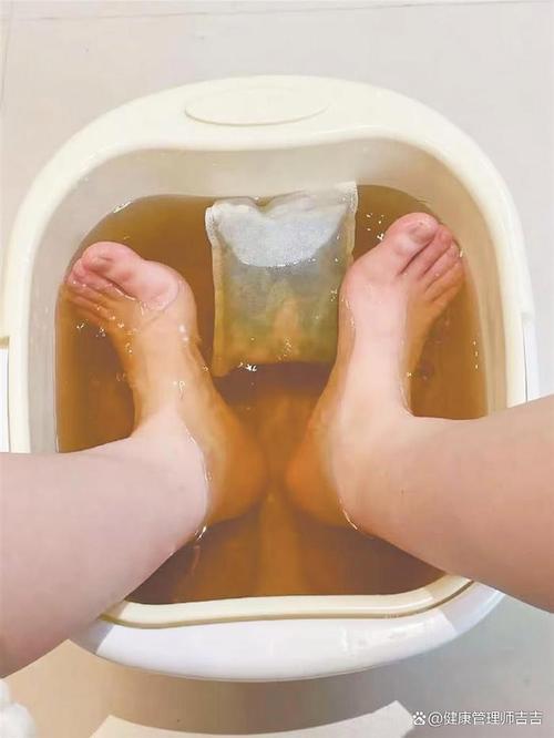 泡脚桶水温温度计显示42摄氏度，脚浸入水中