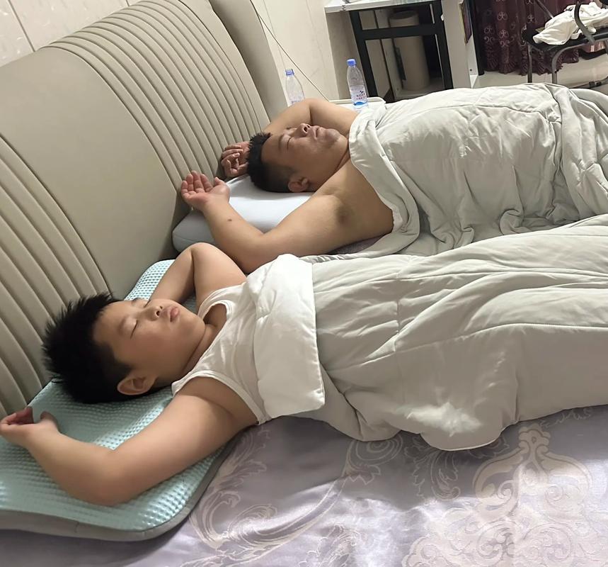 爸爸陪伴孩子入睡的温馨父子场景
