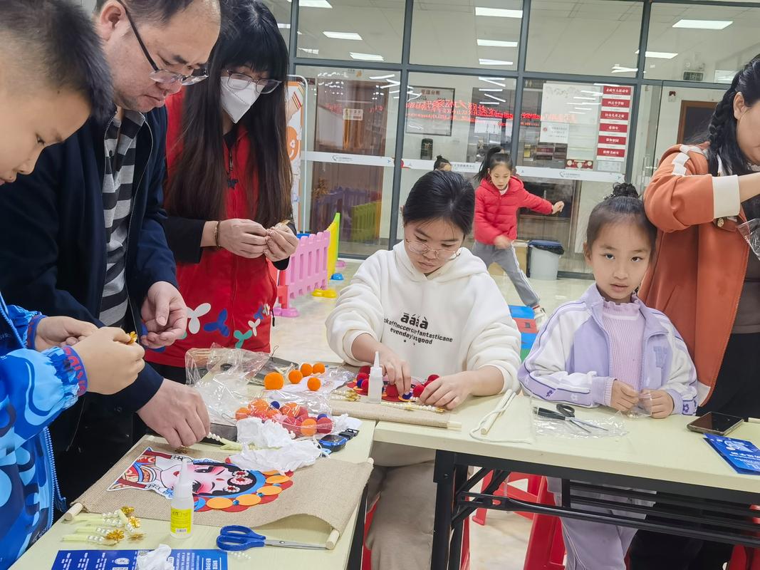 工业区家长互助小组周末在社区花园组织亲子手工活动