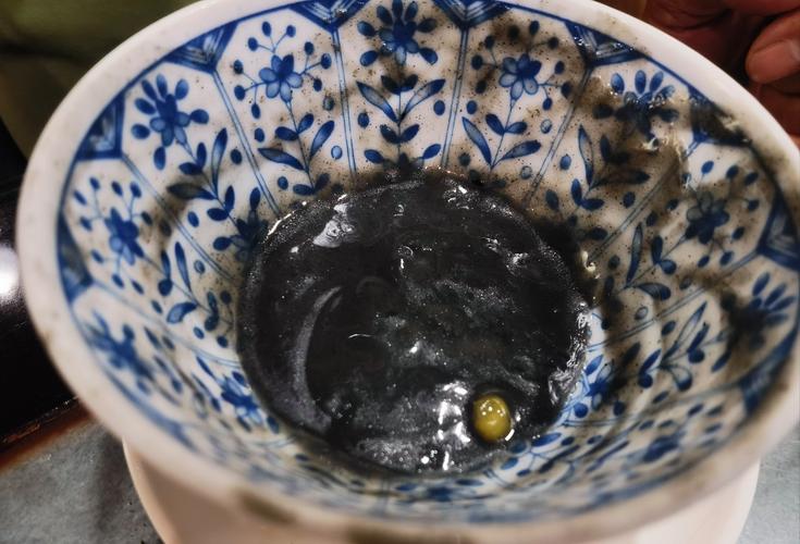老院子青石板上粗瓷碗凝结的熟猪油