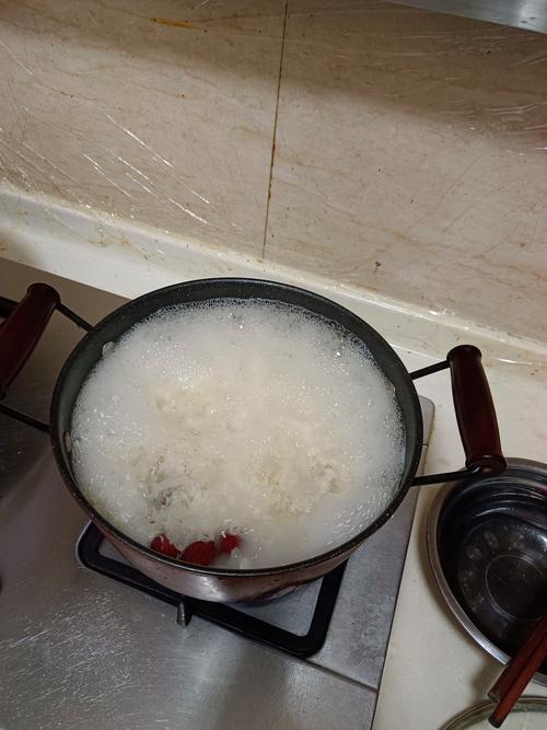 厨房炖银耳锅边孩子观察水蒸气实景