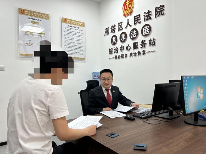 二三线城市法院门口咨询当事人背影