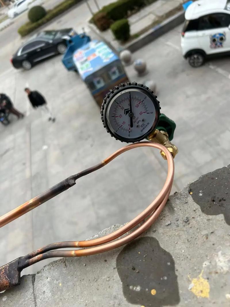 风管机安装师傅进行氮气保压测试现场
