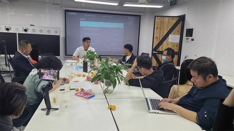 互联网职场人开会用网络热梗破冰实拍