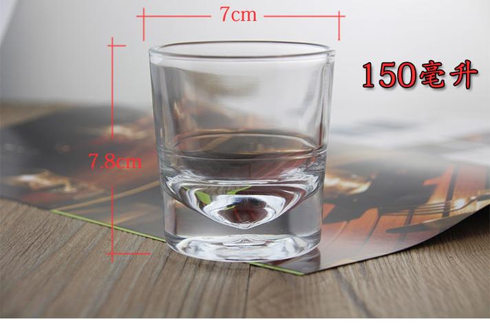 玻璃量杯装150毫升温水图