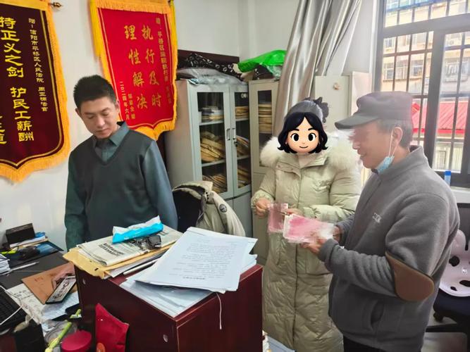 法院执行法官正在查封债务人财产现场