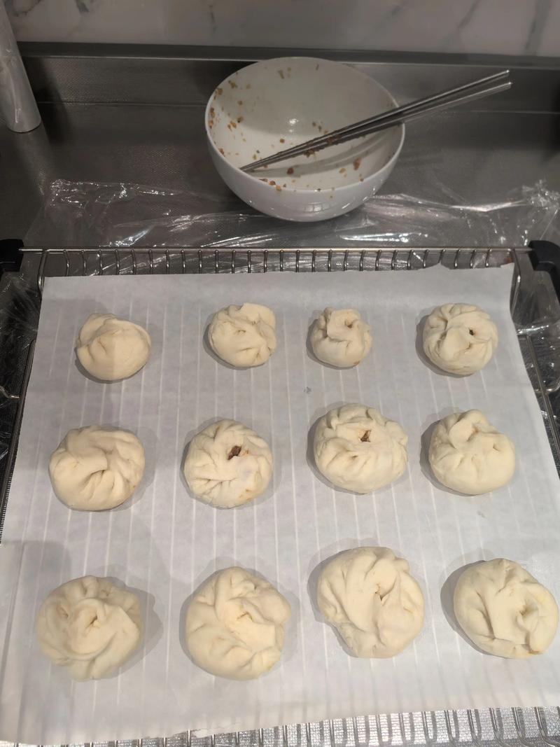 厨房角落开封发霉的袋装面粉