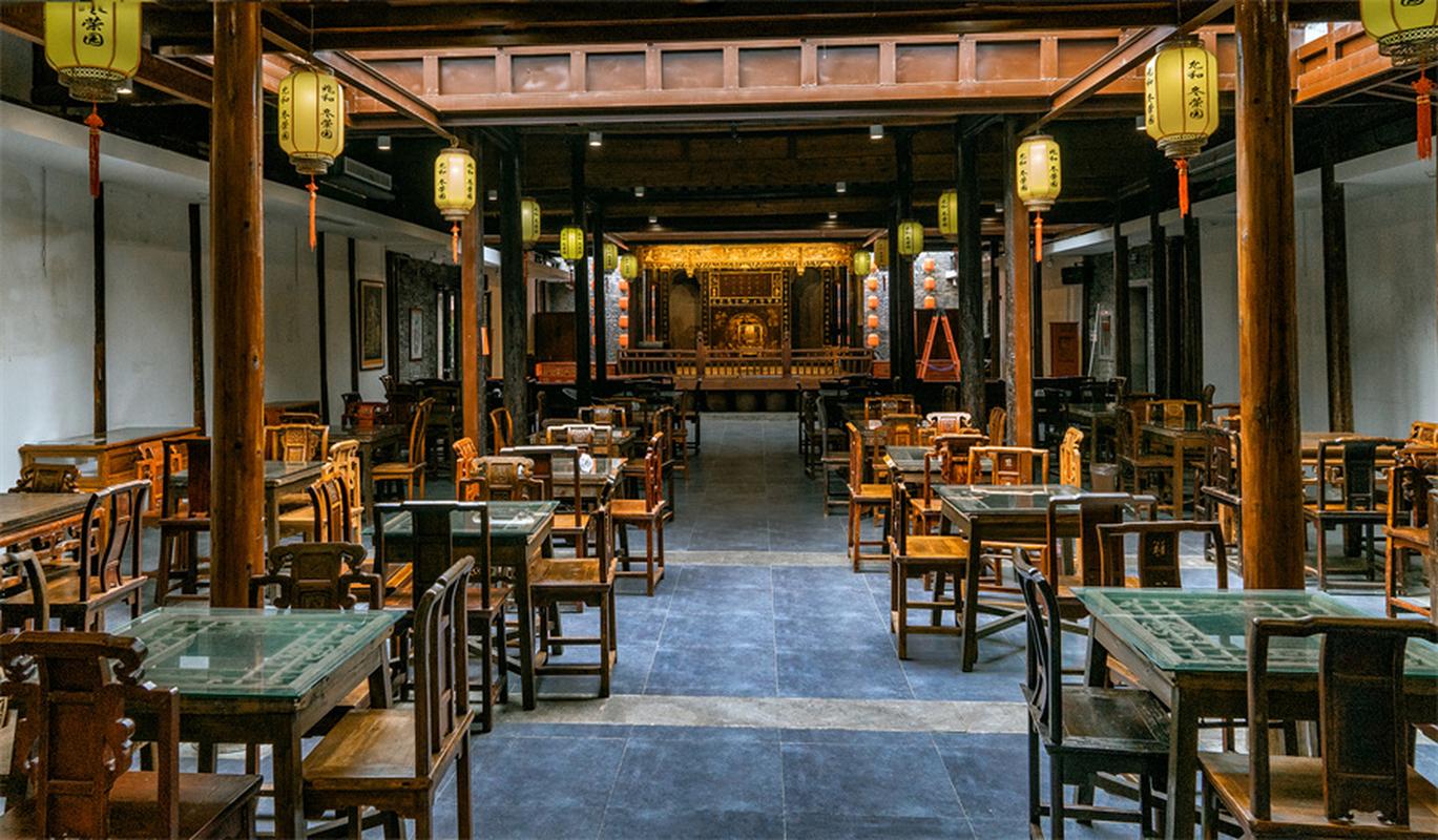 苏州老巷传统评弹书场内部茶座场景
