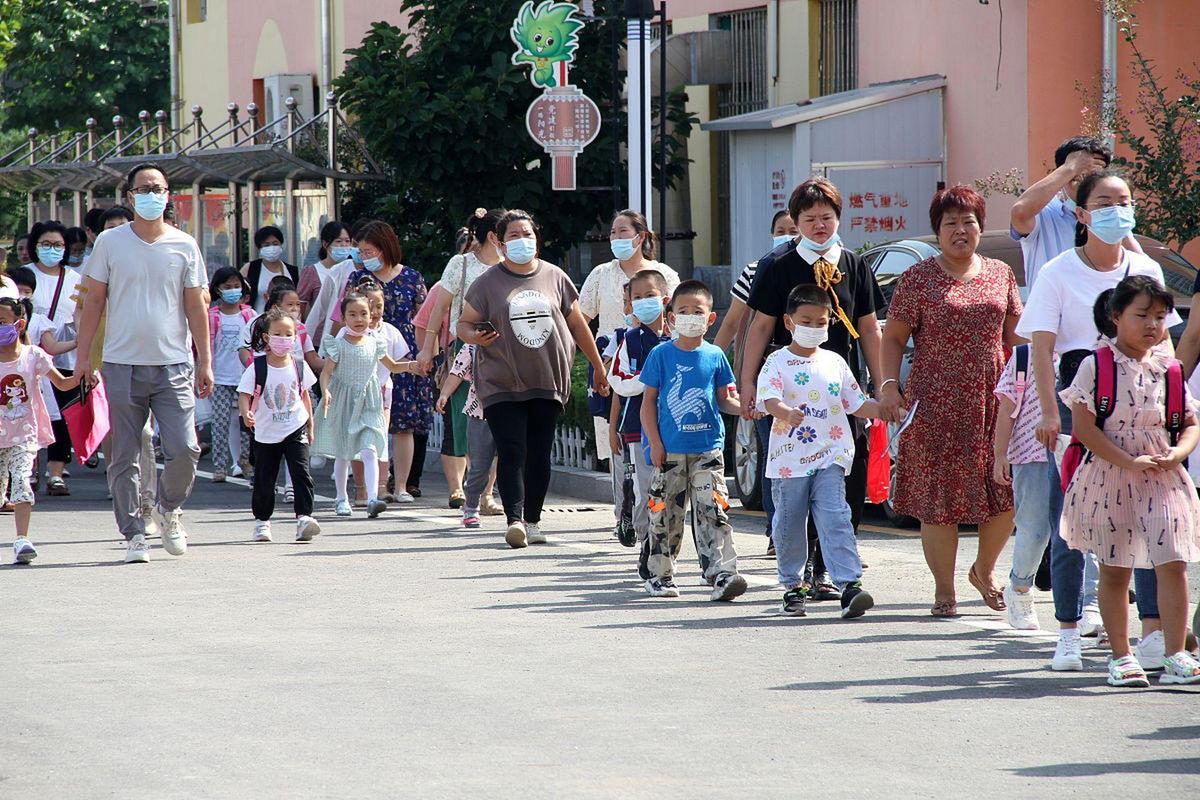 工业园区门口家长接孩子放学场景图