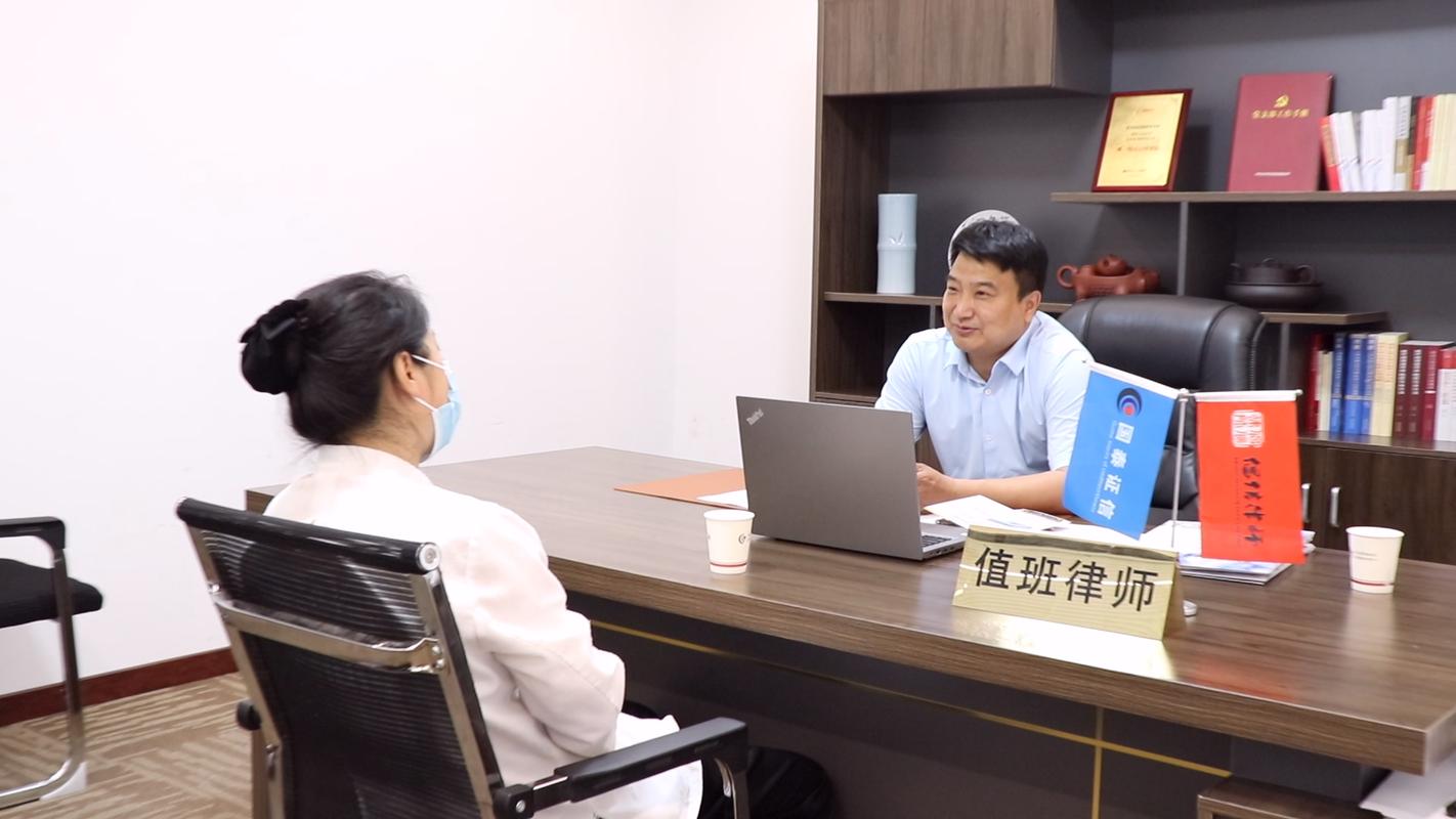 律师与客户在办公室讨论遗嘱公证场景