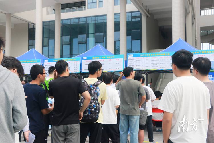 高校行政人员招聘考试现场