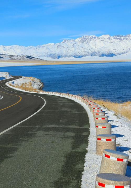 赛里木湖环湖公路蓝湖雪山远景