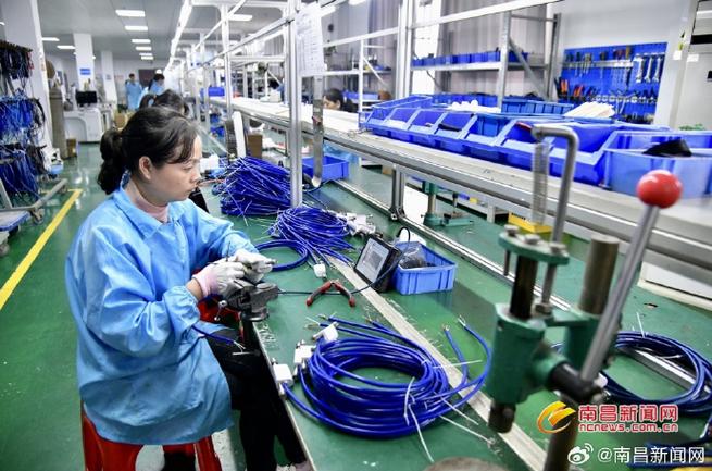 制造业车间工业物联网传感器安装现场