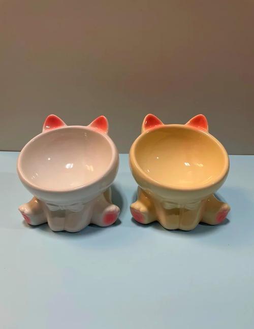 浅口宽边宠物水碗与深口浮雕陶瓷猫碗对比图