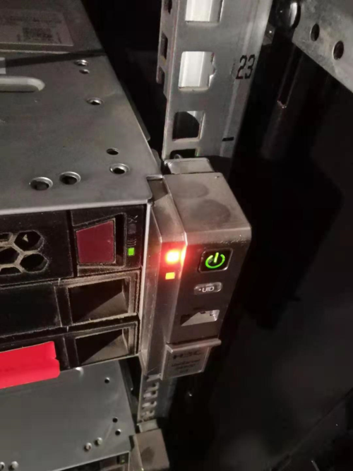 社区医院夜间机房服务器运行指示灯