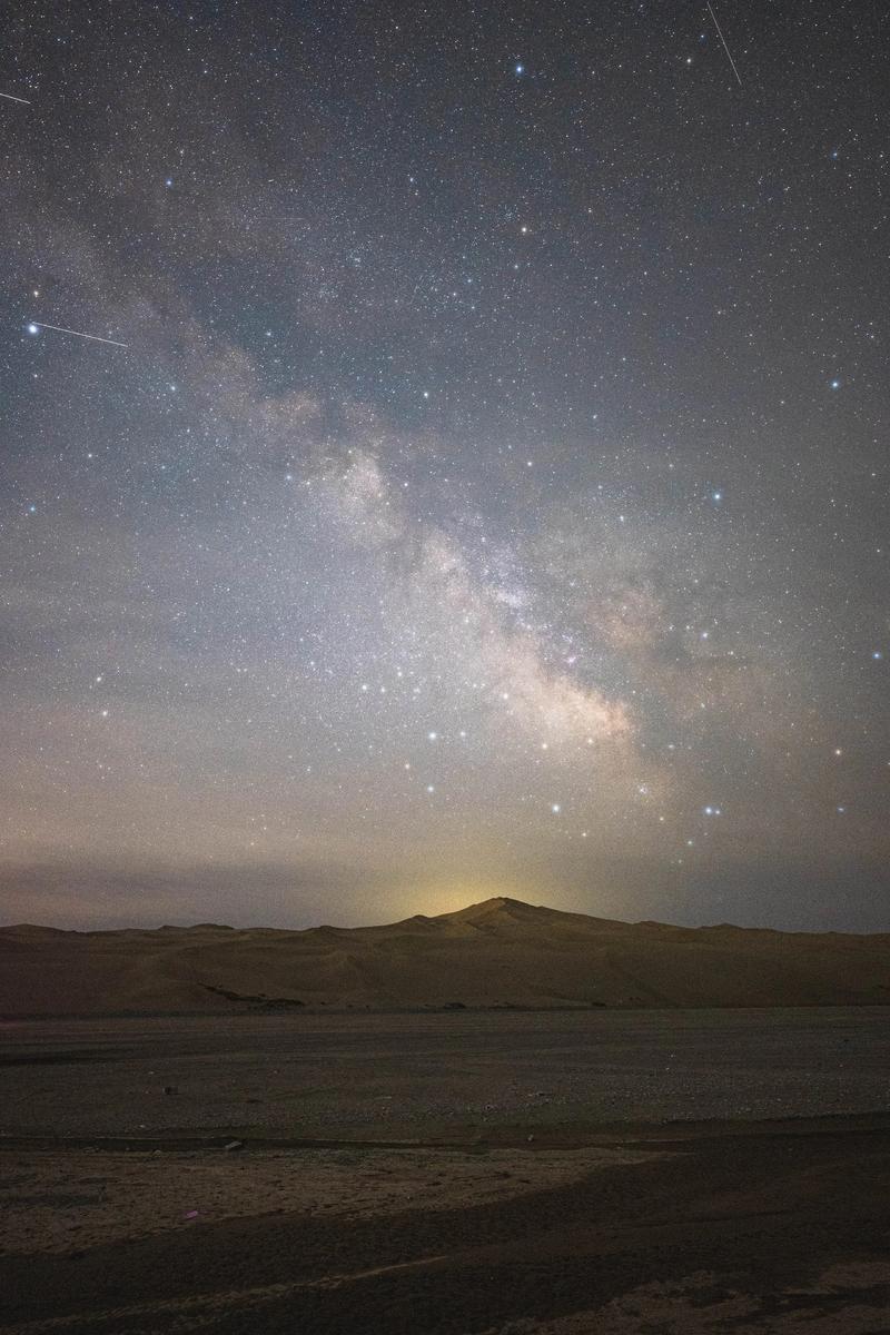 沙漠夜空银河与明亮的流星分裂拖尾长曝光摄影