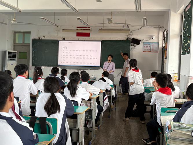 中学心理课学生低头抠手坐后排场景