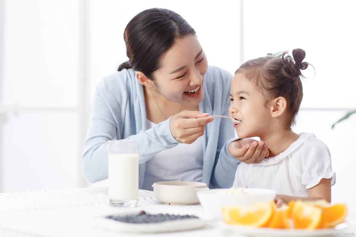 妈妈给宝宝喂辅食场面温馨