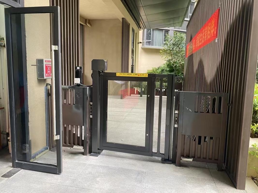 住宅小区出入口人脸门禁实景图