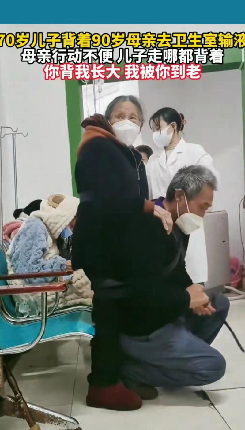医院肿瘤科病房母亲陪伴重病男孩的背影