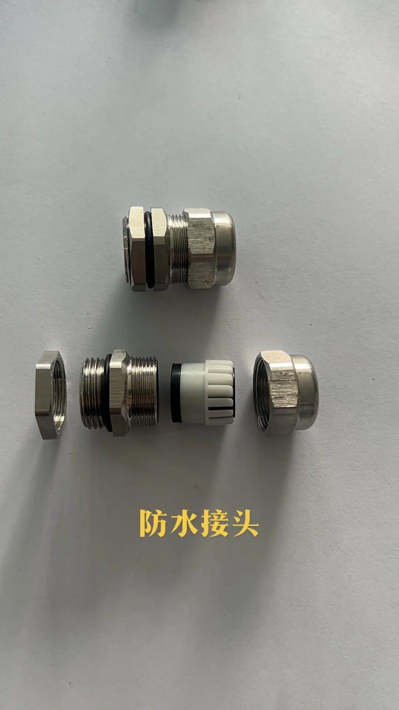不同工业场景防水接头实物对比图