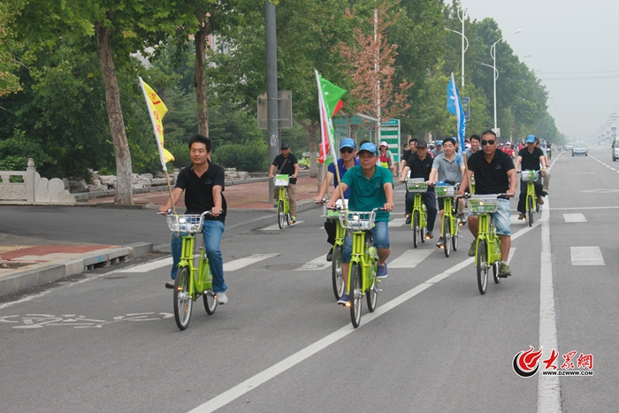 实习生参与团队项目讨论场景